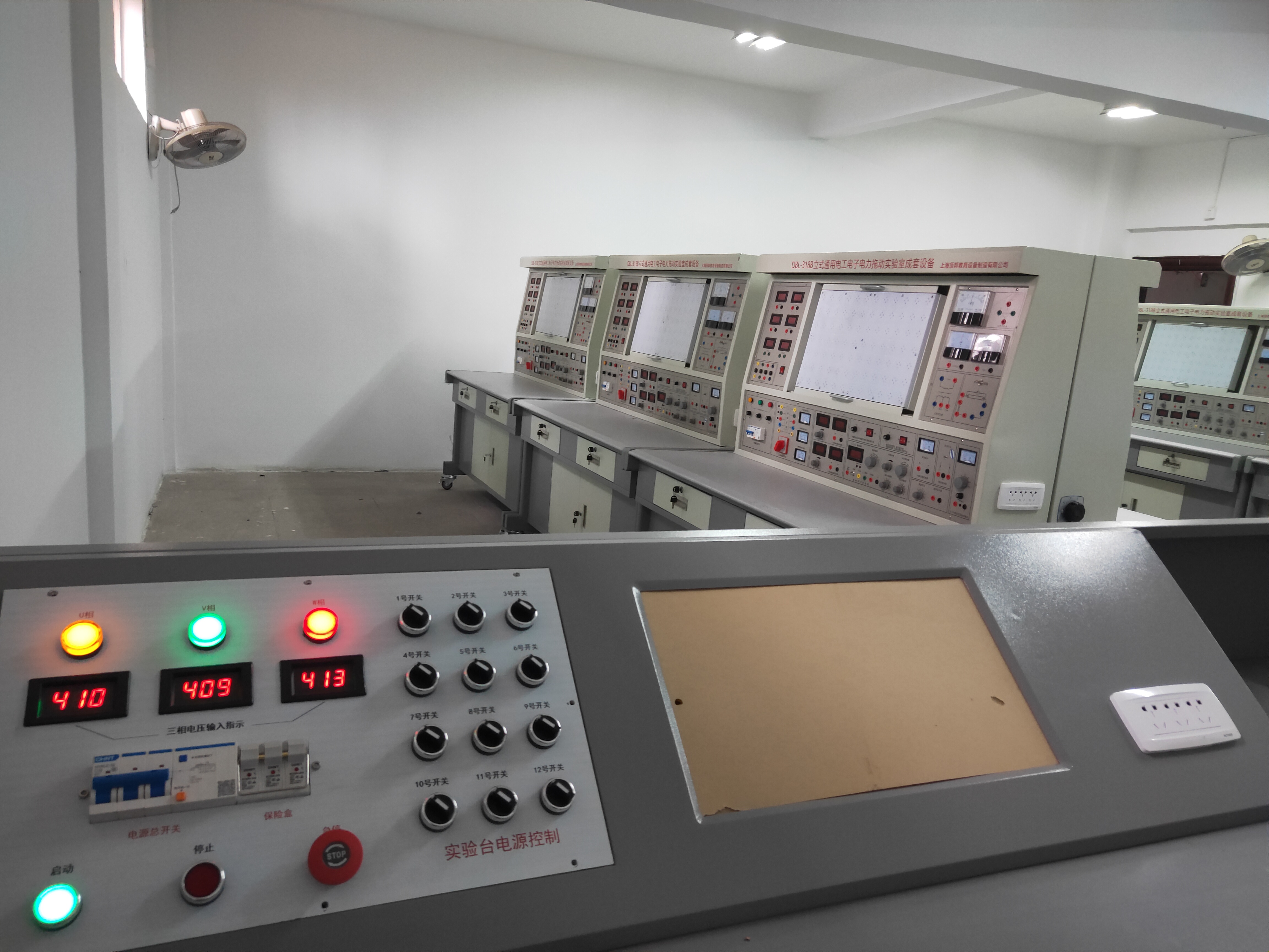 立式通用電工、電子、電力拖動(dòng)實(shí)驗(yàn)室成套設(shè)備(圖3) 電工電子電拖實(shí)驗(yàn)臺(tái)