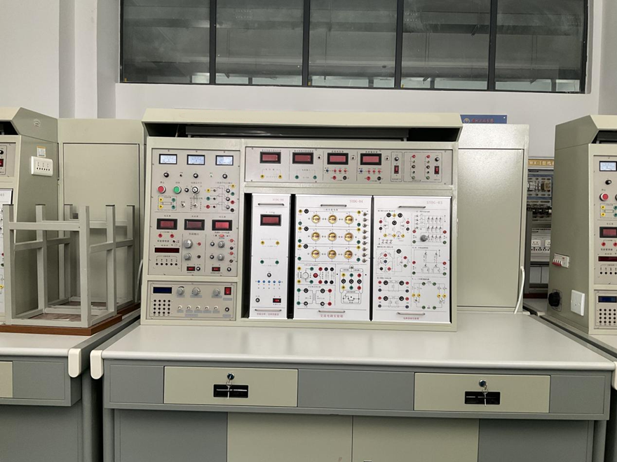 智能型電工技術(shù)實(shí)驗(yàn)裝置(圖2) 智能型電工技術(shù)實(shí)驗(yàn)裝置
