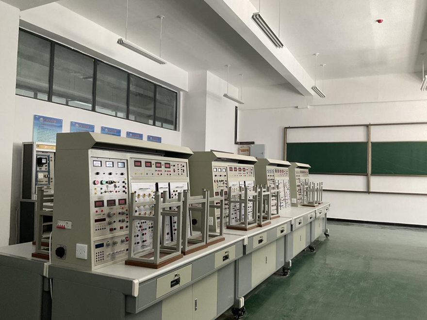 智能型電工技術(shù)實(shí)驗(yàn)裝置(圖3) 智能型電工技術(shù)實(shí)驗(yàn)裝置