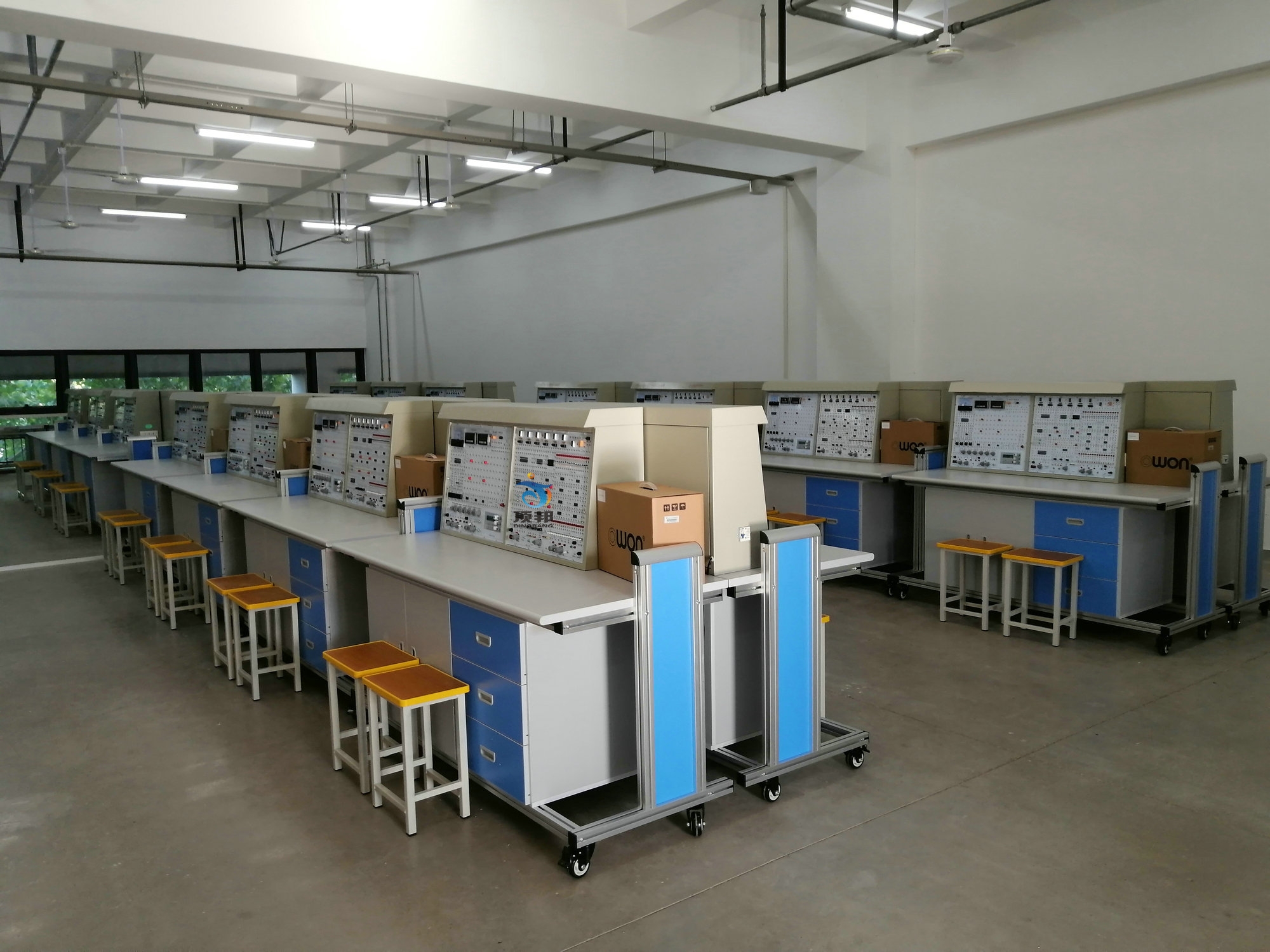 電子學(xué)綜合實(shí)驗(yàn)裝置(圖2) 電子學(xué)綜合實(shí)驗(yàn)裝置